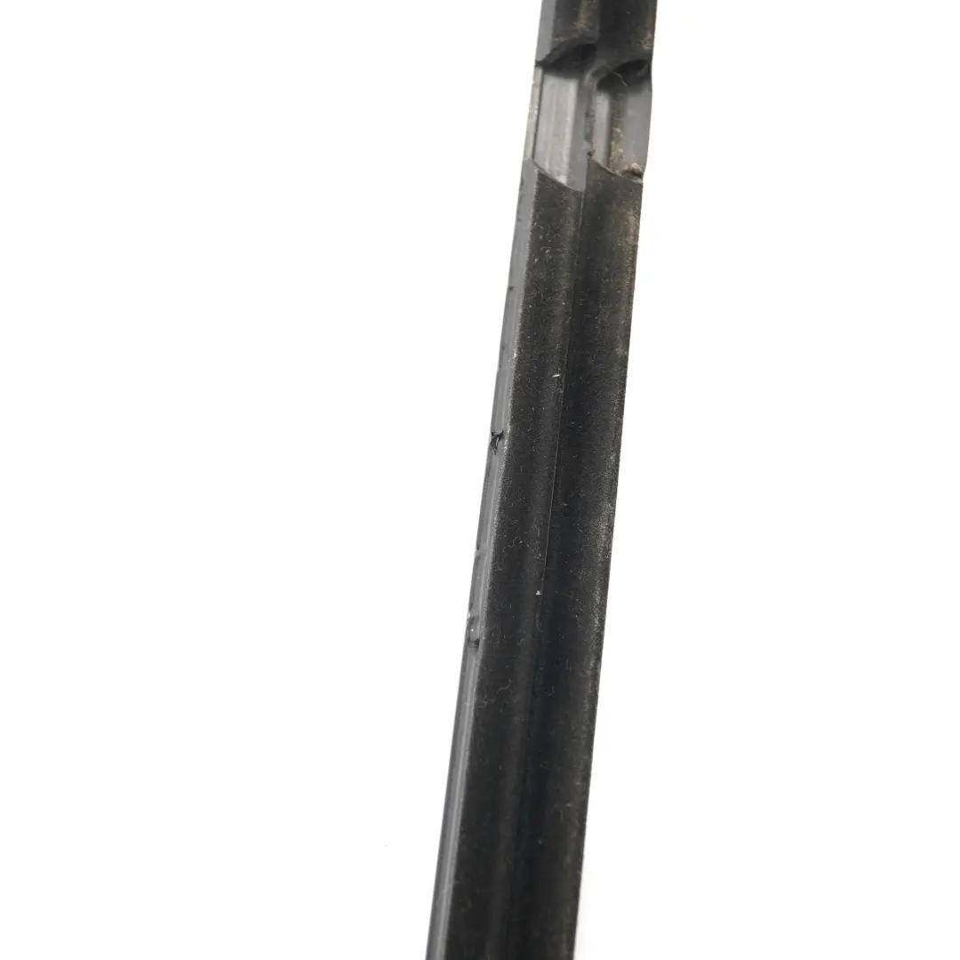 Mercedes W205 Modanatura porta posteriore sinistra Guarnizione finestra - SKU A2057303501 - Numero di parte A2057303501