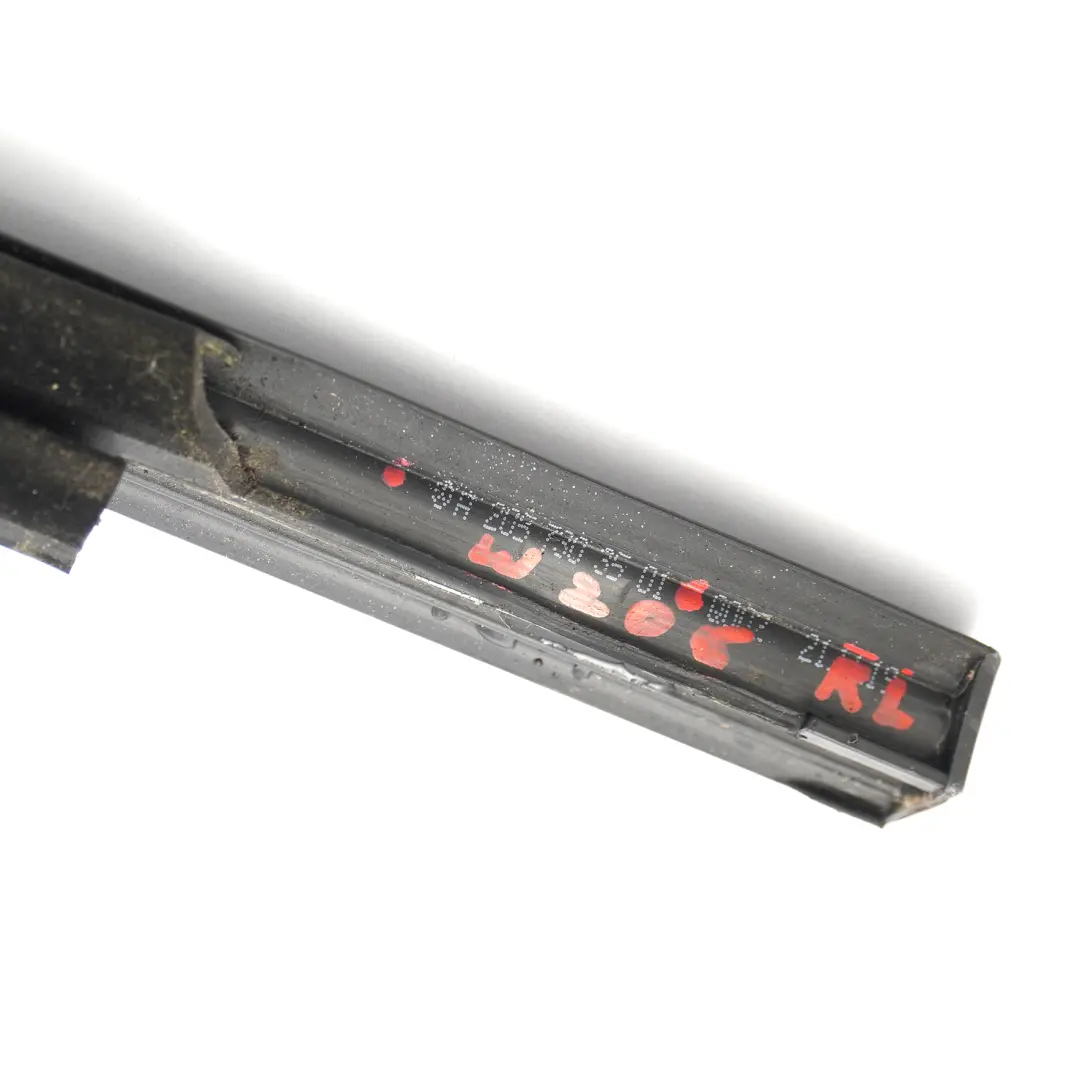 Arrière Droite Joint de Fenêtre pour Mercedes W205 Porte à propos du numéro de pièce A2057303501 Mercedes W205 Porte Arrière Droite Joint de Fenêtre - SKU A2057303501 - Numéro de pièce A2057303501