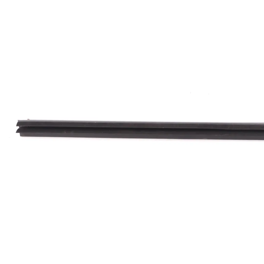 Mercedes W205 Striscia di chiusura porta posteriore destra - SKU A2057350465 - Numero di parte A2057350465