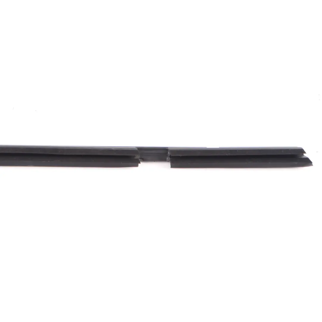 Mercedes W205 Striscia di chiusura porta posteriore destra - SKU A2057350465 - Numero di parte A2057350465