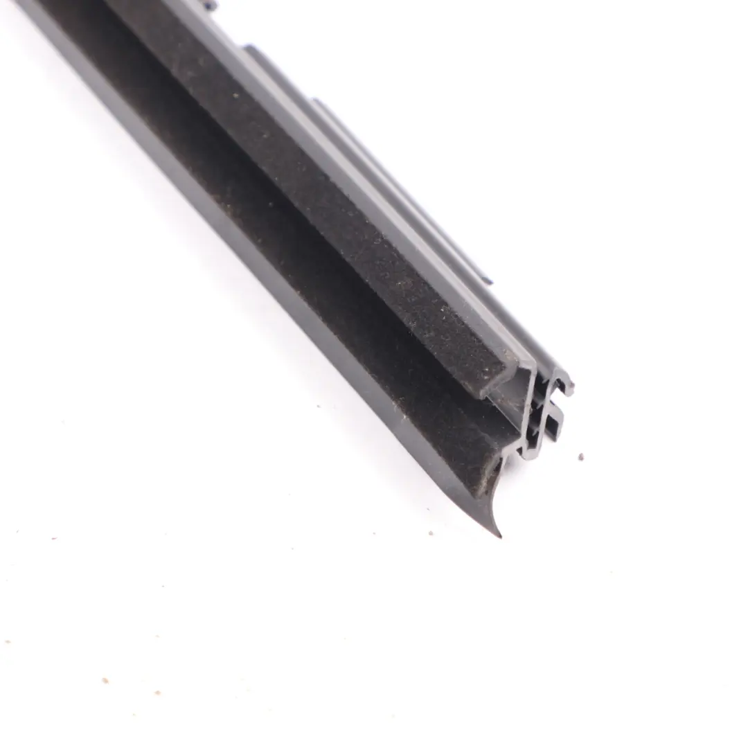 Mercedes W205 Striscia di chiusura porta posteriore destra - SKU A2057350465 - Numero di parte A2057350465