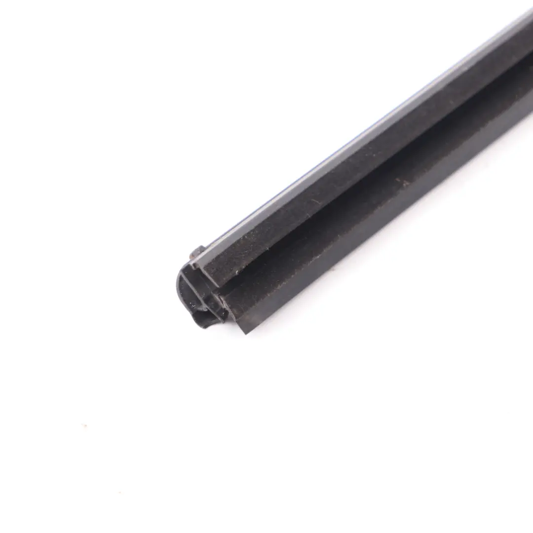Mercedes W205 Striscia di chiusura porta posteriore destra - SKU A2057350465 - Numero di parte A2057350465
