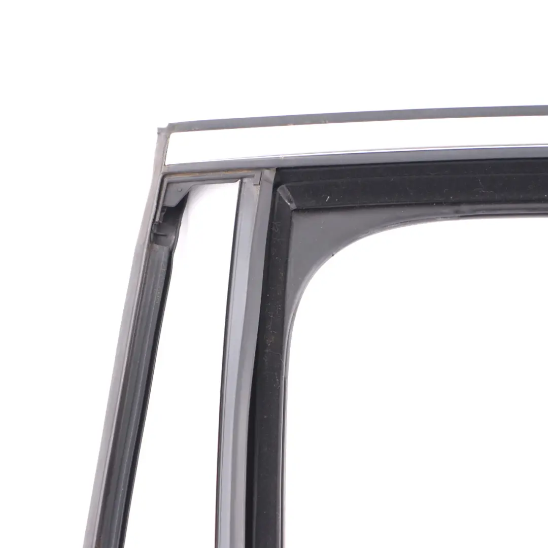 Telaio Mercedes W205 finestrino anteriore destro guida guarnizione A2057256600 per con numero di parte A2057355900 Telaio Mercedes W205 finestrino anteriore destro guida guarnizione A2057256600 - SKU A2057355300-1 - Numero di parte A2057355900