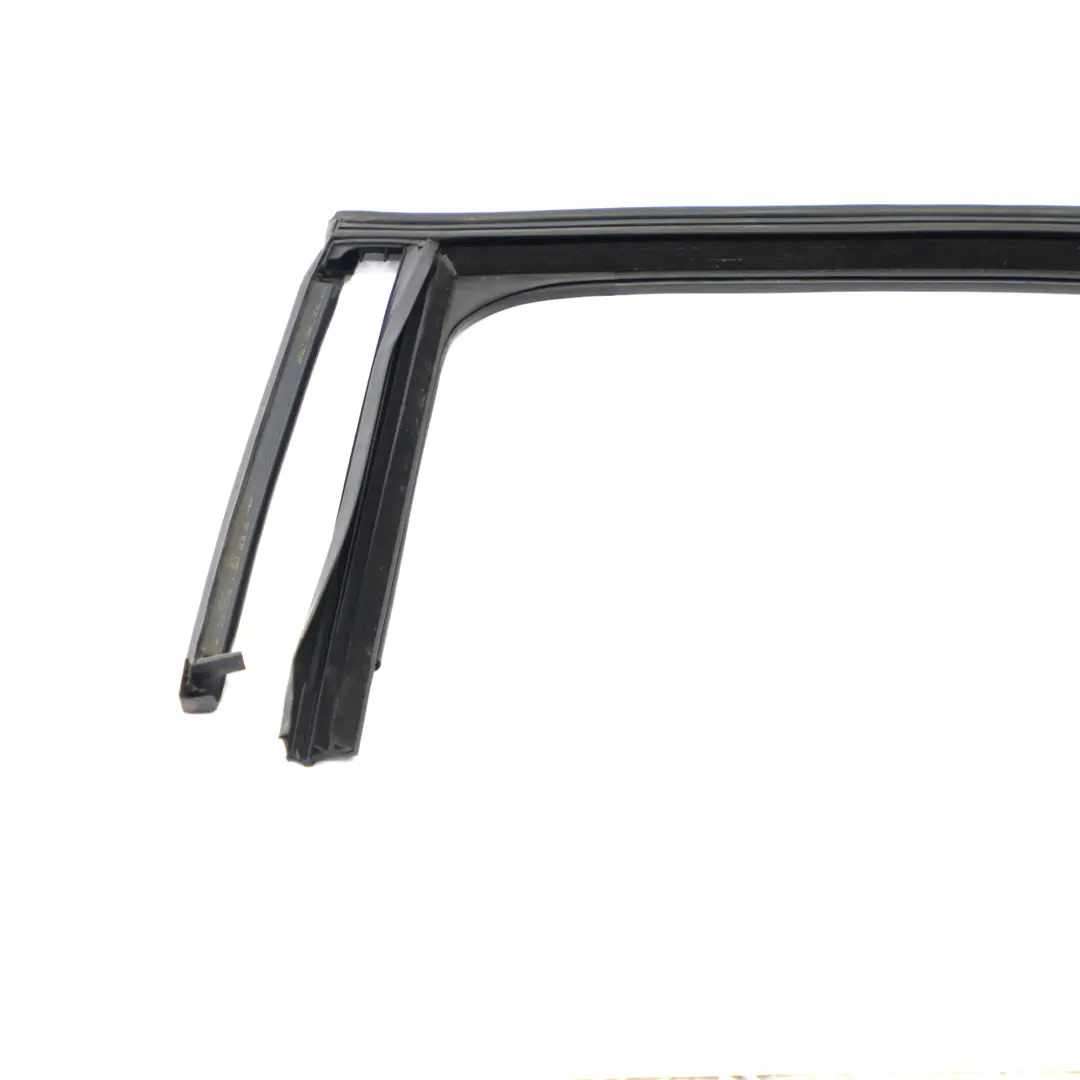 Sellado guía exterior marco ventana trasera izquierda para Mercedes W205 con número de pieza A2057355300 Mercedes W205 Sellado guía exterior marco ventana trasera izquierda - SKU A2057355300 - Número de pieza A2057355300