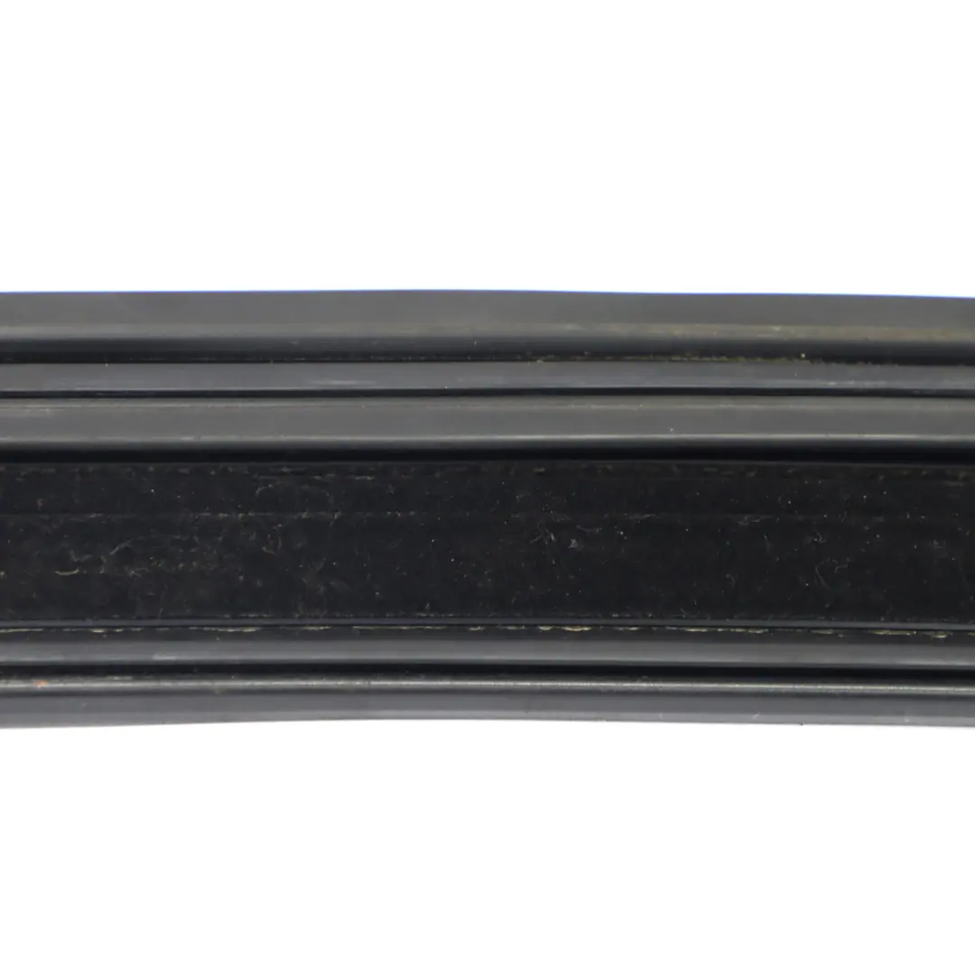 Telaio finestrino posteriore sinistro Guarnizione guida esterna per Mercedes W205 con numero di parte A2057355300 Mercedes W205 Telaio finestrino posteriore sinistro Guarnizione guida esterna - SKU A2057355300 - Numero di parte A2057355300