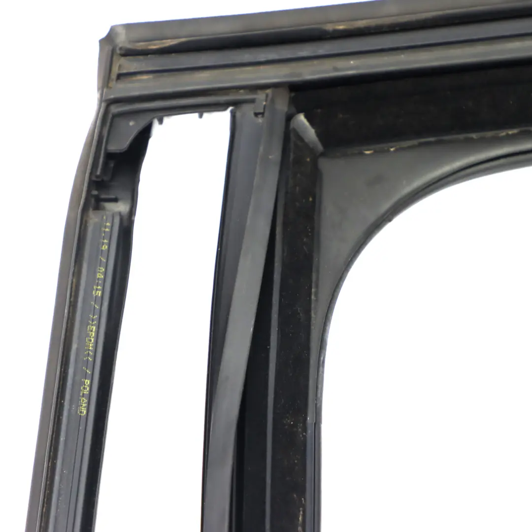 Telaio finestrino posteriore sinistro Guarnizione guida esterna per Mercedes W205 con numero di parte A2057355300 Mercedes W205 Telaio finestrino posteriore sinistro Guarnizione guida esterna - SKU A2057355300 - Numero di parte A2057355300