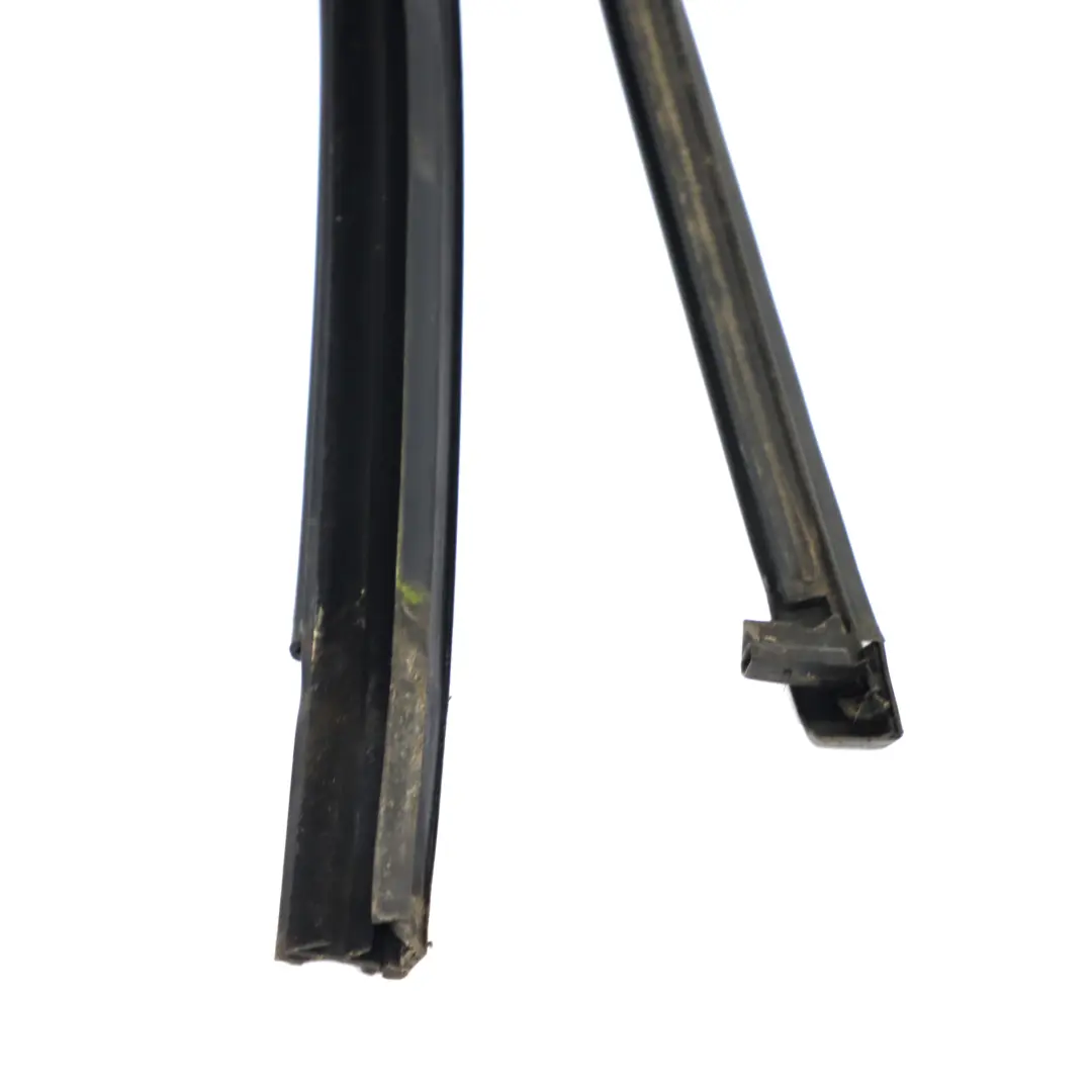 Mercedes S205 Estate Joint rail guidage cadre fenêtre arrière droite - SKU A2057355600 - Numéro de pièce A2057355600