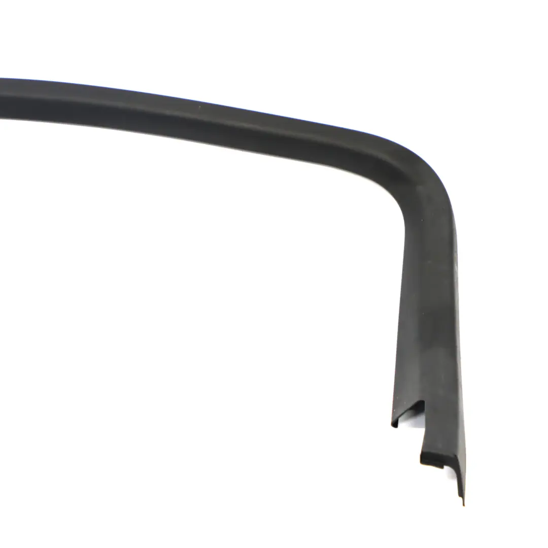 Rivestimento dela porta posteriore sinistra Telaio finestrino nero per Mercedes W205 con numero di parte A2057370171 Mercedes W205 Rivestimento dela porta posteriore sinistra Telaio finestrino nero - SKU A2057370171 - Numero di parte A2057370171