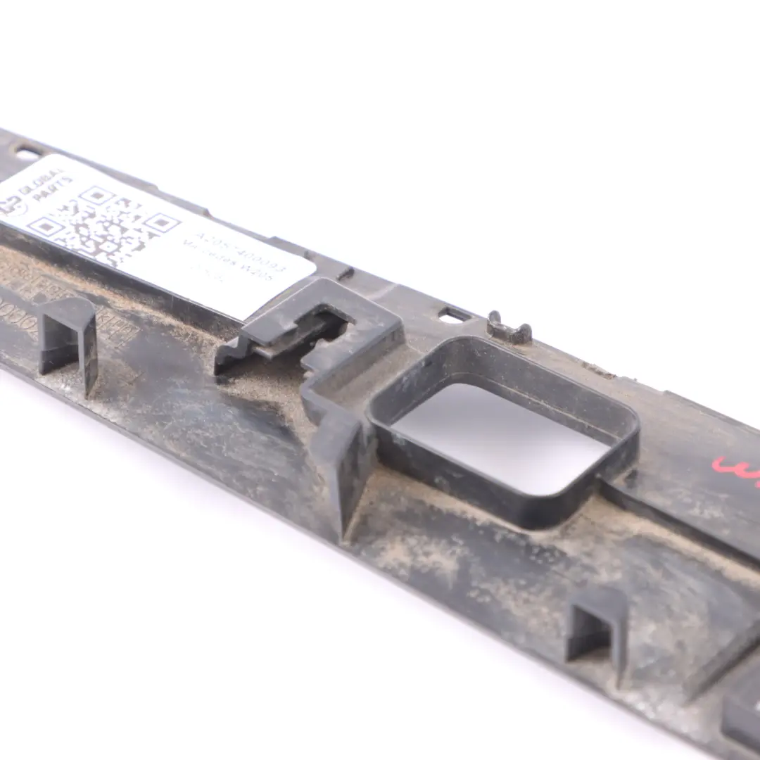 Blenda Listwa Klapy Bagażnika do Mercedes W205 o numerze A2057400093 Mercedes W205 Blenda Listwa Klapy Bagażnika - SKU A2057400093 - Numer Części A2057400093