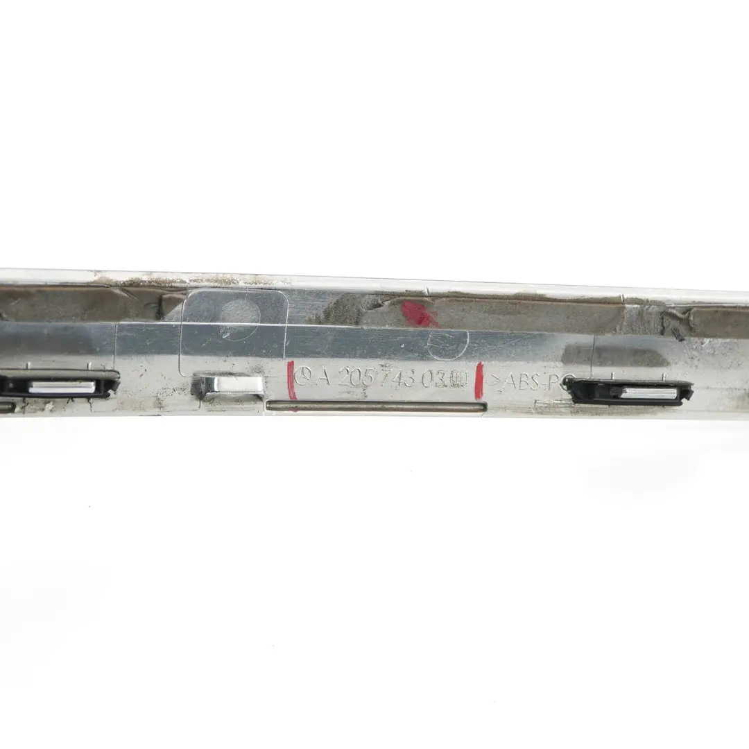 Spoiler trasero Boot Trunk Lid Panel Moulding Chrome para Mercedes W205 con número de pieza A2057430300 Mercedes W205 Spoiler trasero Boot Trunk Lid Panel Moulding Chrome - SKU A2057430300 - Número de pieza A2057430300