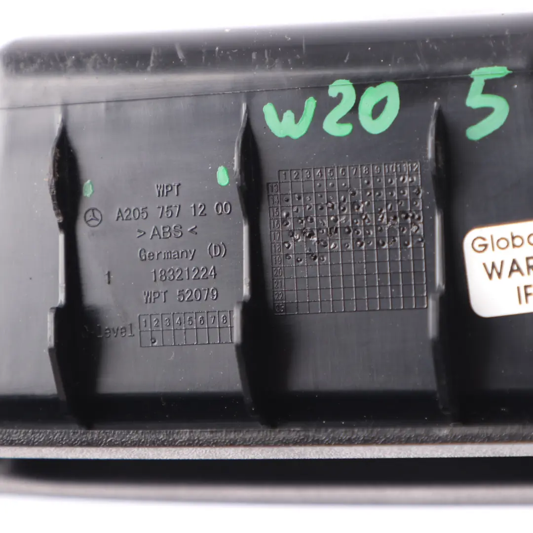 Maniglia del coperchio del bagagliaio Recess Trim Nero per Mercedes W205 con numero di parte A2057571200 Mercedes W205 Maniglia del coperchio del bagagliaio Recess Trim Nero - SKU A2057571200 - Numero di parte A2057571200