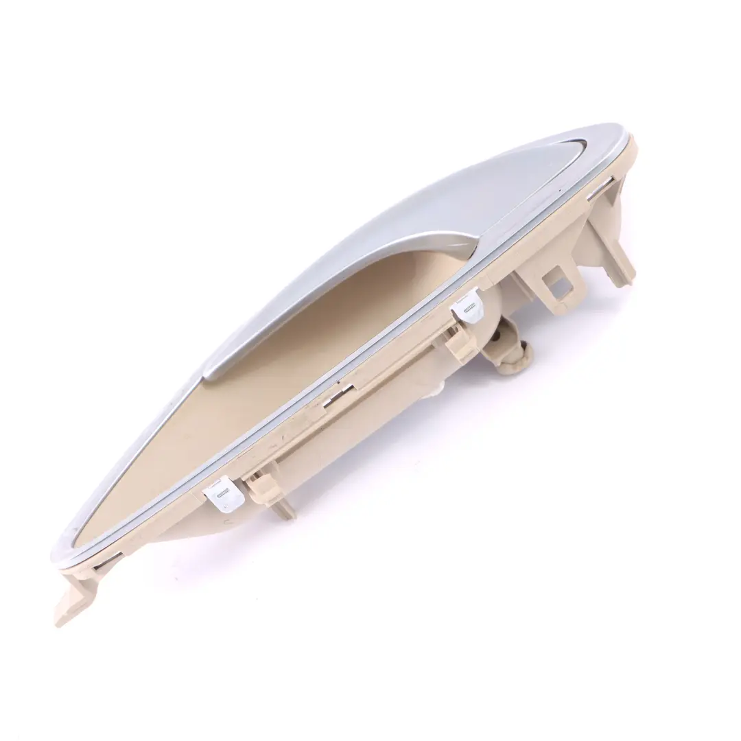 Embellecedor Manija Puerta Trasera Izquierda para Mercedes W205 X253 con número de pieza A2057600300 Mercedes W205 X253 Embellecedor Manija Puerta Trasera Izquierda - SKU A2057600300 - Número de pieza A2057600300