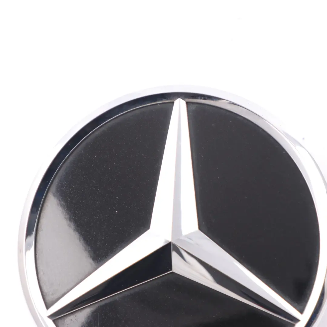 Maletero Tapa Portón Trasero Emblema Negro Obsidiana para Mercedes C205 con número de pieza A2058100018 Mercedes C205 Maletero Tapa Portón Trasero Emblema Negro Obsidiana - SKU A2058100018-OB - Número de pieza A2058100018