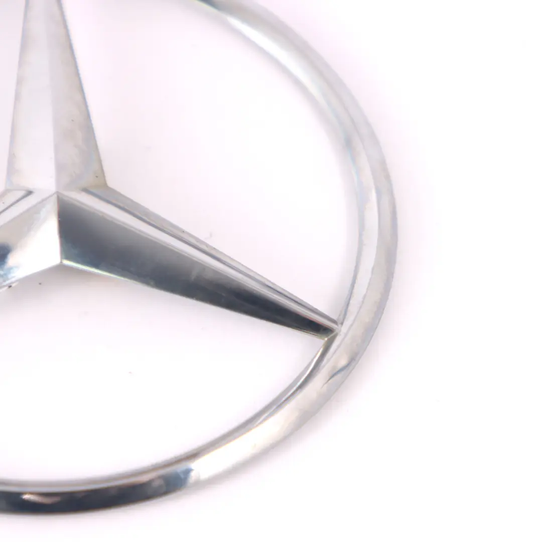 Emblema Estrella Tapa Maletero Trasero Plata para Insignia Mercedes C205 con número de pieza A2058170216 Insignia Mercedes C205 Emblema Estrella Tapa Maletero Trasero Plata - SKU A2058170216 - Número de pieza A2058170216