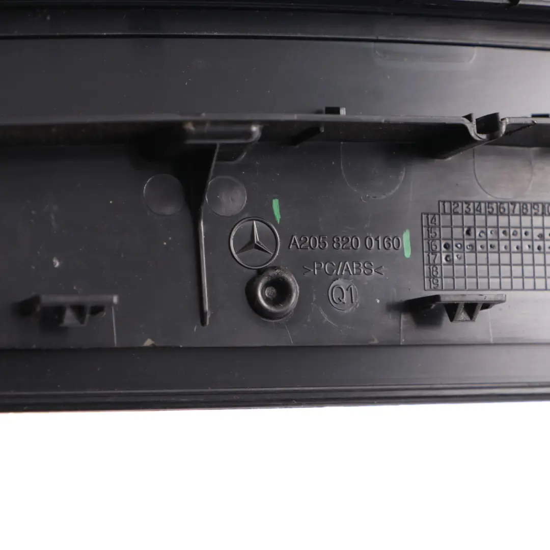 Osłona Tył Trzeciego Światła Lampa Stopu Czarna do Mercedes W205 o numerze A2058200160 Mercedes W205 Osłona Tył Trzeciego Światła Lampa Stopu Czarna - SKU A2058200160 - Numer Części A2058200160