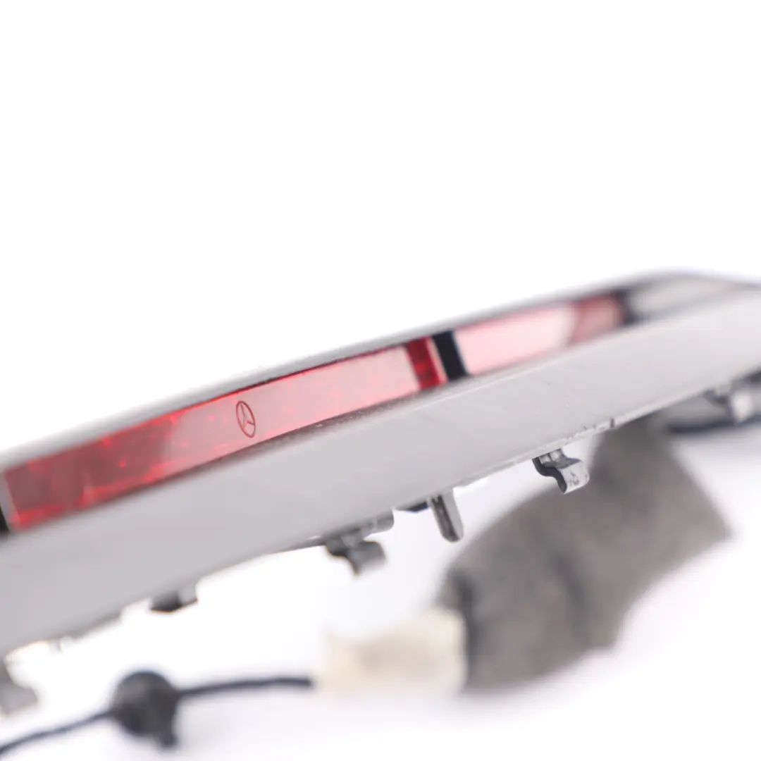 Hintere Zusatzbremsleuchte Licht für Mercedes W205 Limousine mit Teilenummer A2058200260 Mercedes W205 Limousine Hintere Zusatzbremsleuchte Licht - SKU A2058200260 - Teilenummer A2058200260