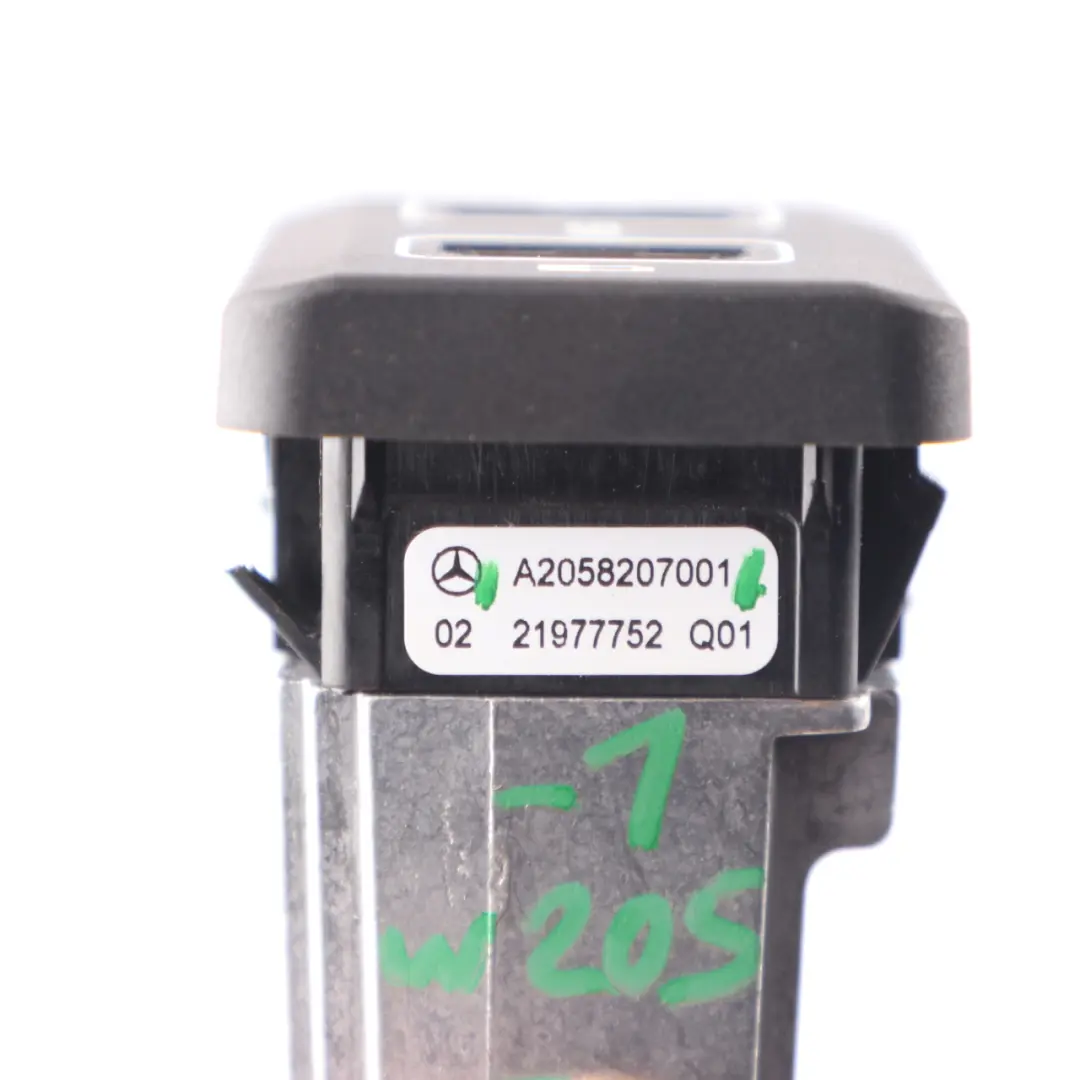 Prise USB Mercedes W205 Console centrale arrière Connexion multimédia pour à propos du numéro de pièce A2058207001 Prise USB Mercedes W205 Console centrale arrière Connexion multimédia - SKU A2058207001-1 - Numéro de pièce A2058207001