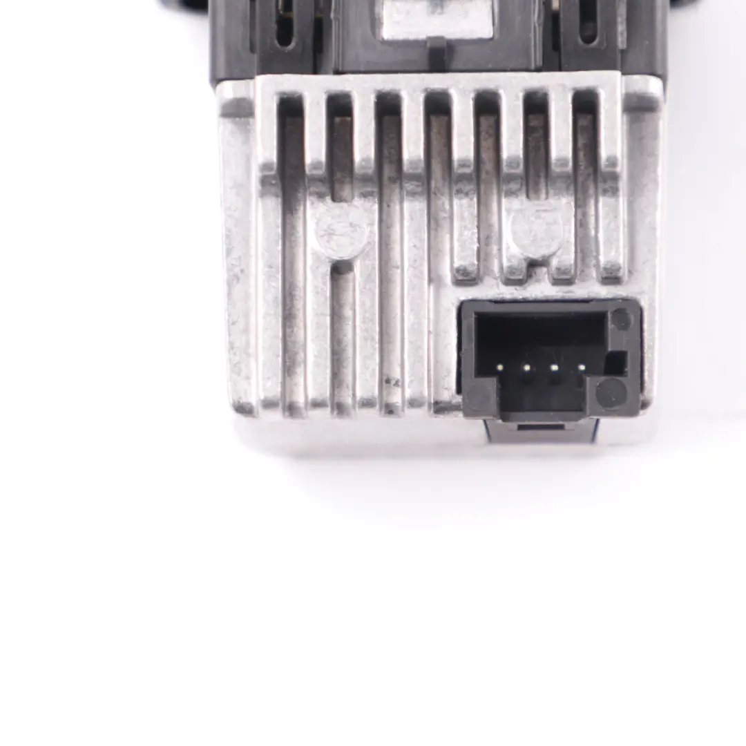  Toma USB Mercedes W205 Consola Central Trasera Conexión Multimedia - SKU A2058207001-1 - Número de pieza A2058207001