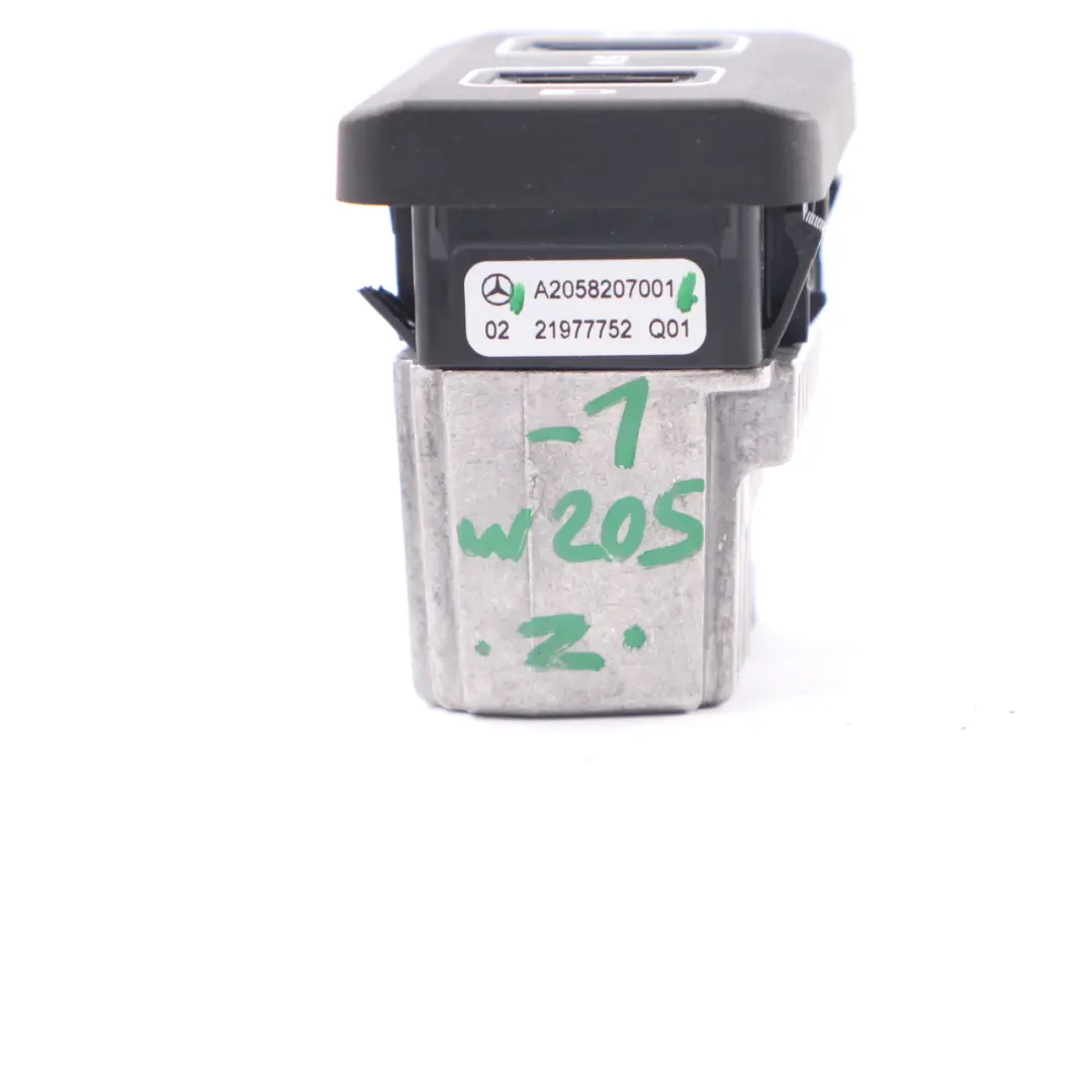  Toma USB Mercedes W205 Consola Central Trasera Conexión Multimedia - SKU A2058207001-1 - Número de pieza A2058207001