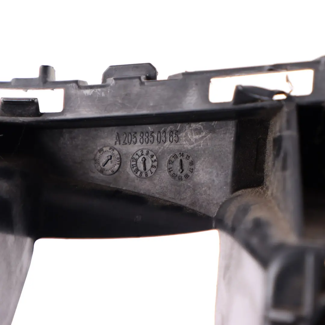 Soporte parachoques trasero Soporte guía Izquierda para Mercedes W205 con número de pieza A2058850365 Mercedes W205 Soporte parachoques trasero Soporte guía Izquierda - SKU A2058850365 - Número de pieza A2058850365