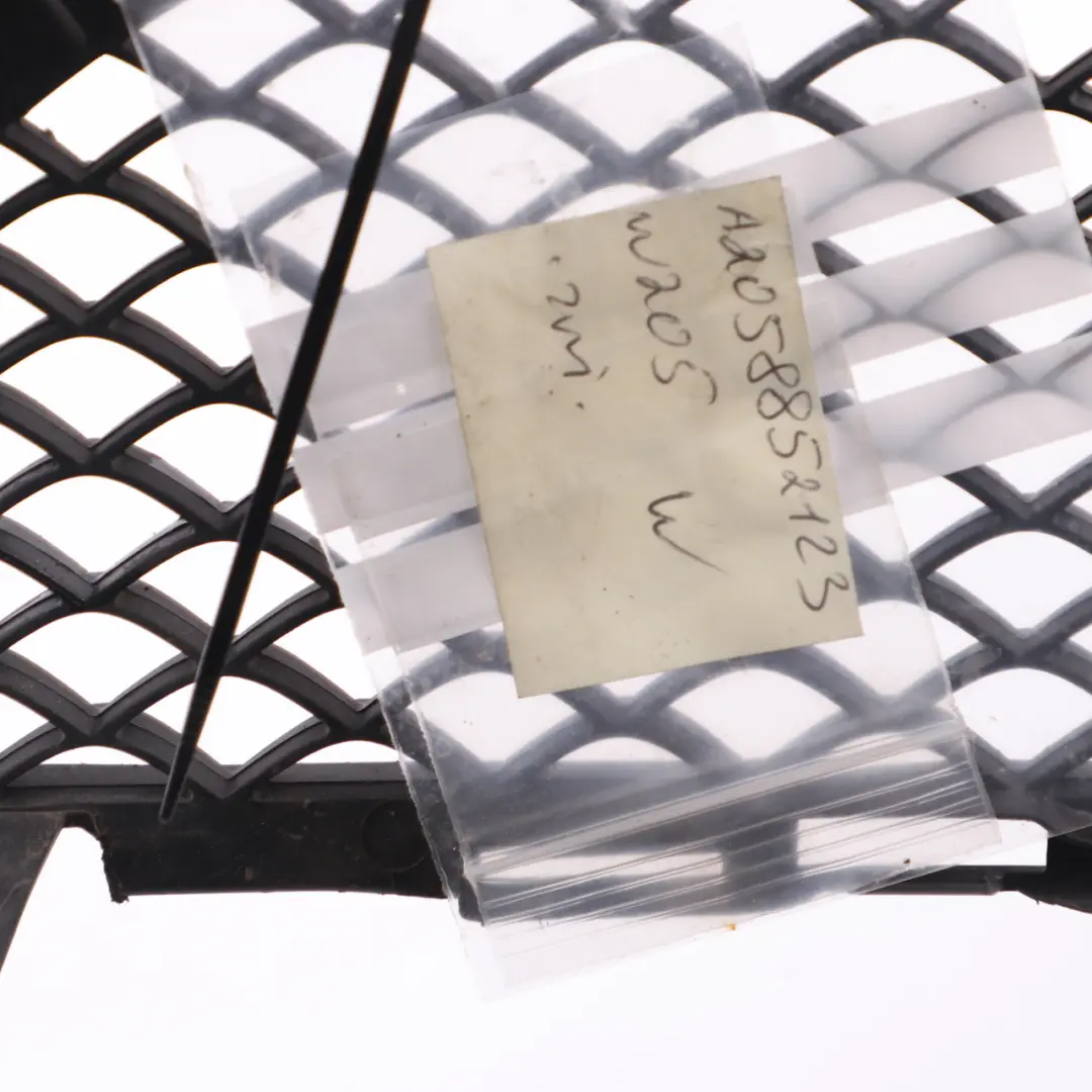 Parachoques delantero Mercedes W205 AMG Rejilla central inferior para con número de pieza A2058852123 Parachoques delantero Mercedes W205 AMG Rejilla central inferior - SKU A2058852123 - Número de pieza A2058852123