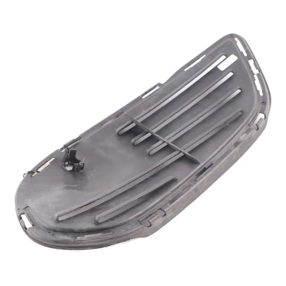 Parachoques delantero izquierdo Rejilla Cubierta AMG Paquete para Mercedes W205 con número de pieza A2058854023 Mercedes W205 Parachoques delantero izquierdo Rejilla Cubierta AMG Paquete - SKU A2058854023 - Número de pieza A2058854023