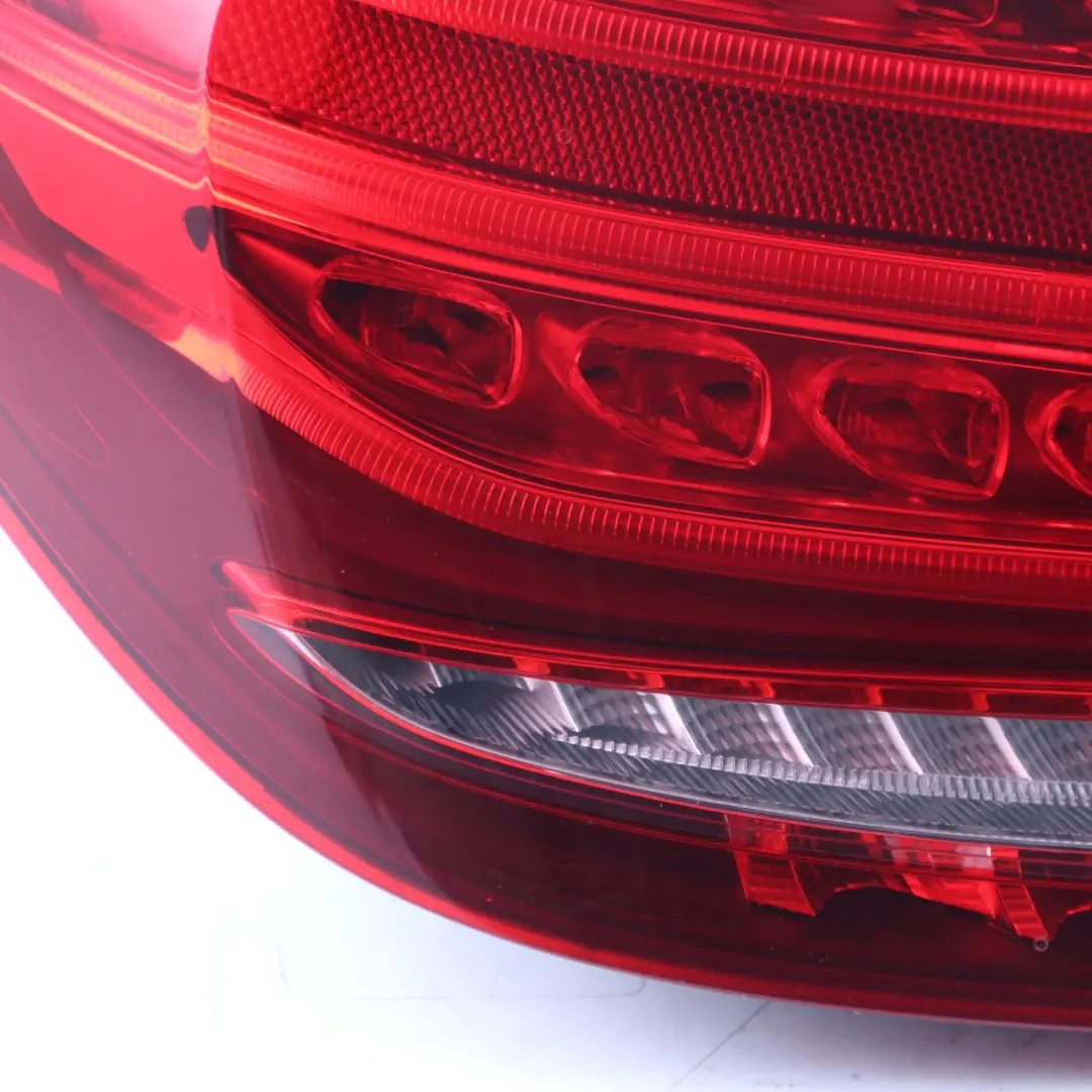 Fanale posteriore LED laterale sinistro per Mercedes W205 Berlina con numero di parte A2059061357 Mercedes W205 Berlina Fanale posteriore LED laterale sinistro - SKU A2059061357 - Numero di parte A2059061357