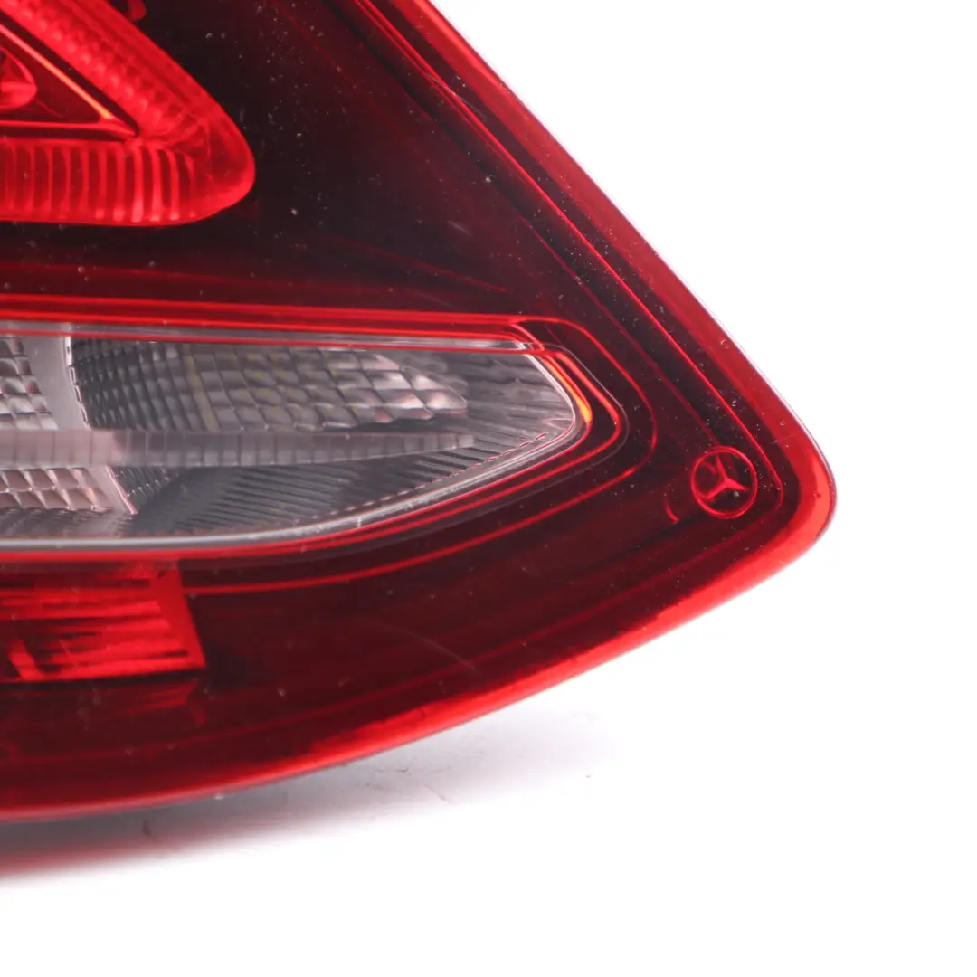 Mercedes W205 Saloon Feu Arrière LED Latéral Gauche Feu Arrière - SKU A2059061357 - Numéro de pièce A2059061357