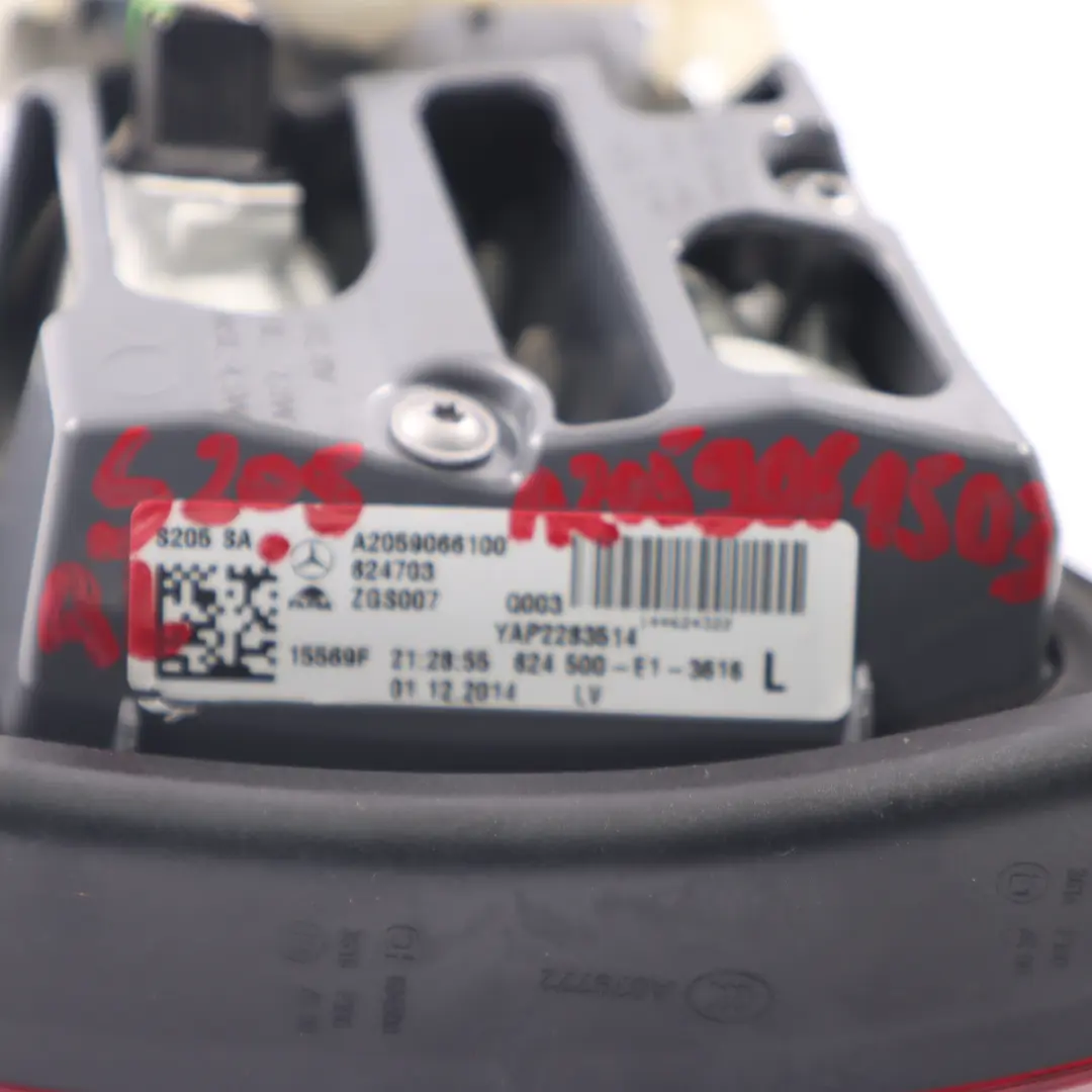 Lampa W Klapę Lewy Tył Lewa Tylna A2059066100 do Mercedes S205 Kombi o numerze A2059061503 Mercedes S205 Kombi Lampa W Klapę Lewy Tył Lewa Tylna A2059066100 - SKU A2059061503 - Numer Części A2059061503