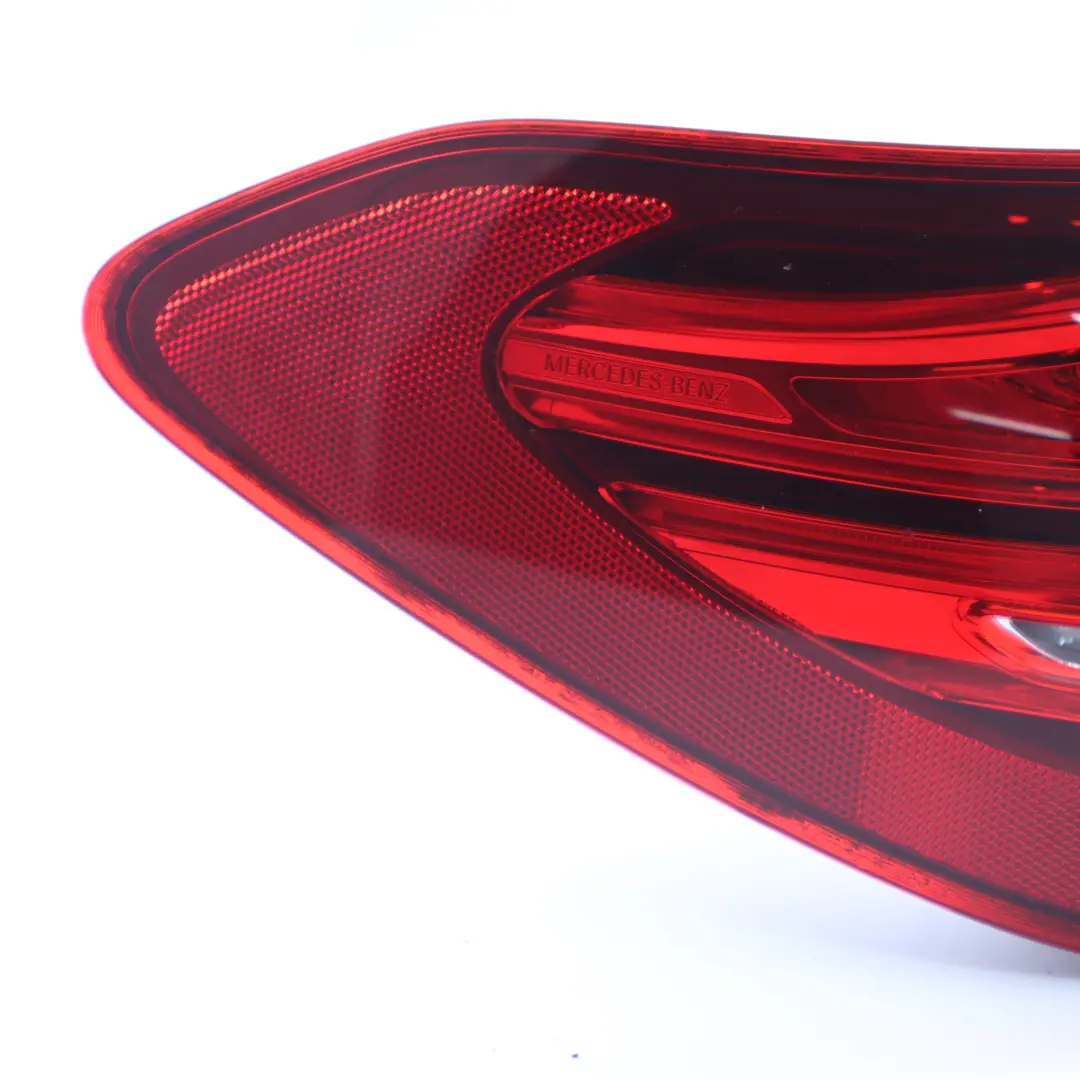 Feu arrière LED Panneau latéral Feu arrière gauche pour Mercedes S205 à propos du numéro de pièce A2059065100 Mercedes S205 Feu arrière LED Panneau latéral Feu arrière gauche - SKU A2059065100 - Numéro de pièce A2059065100