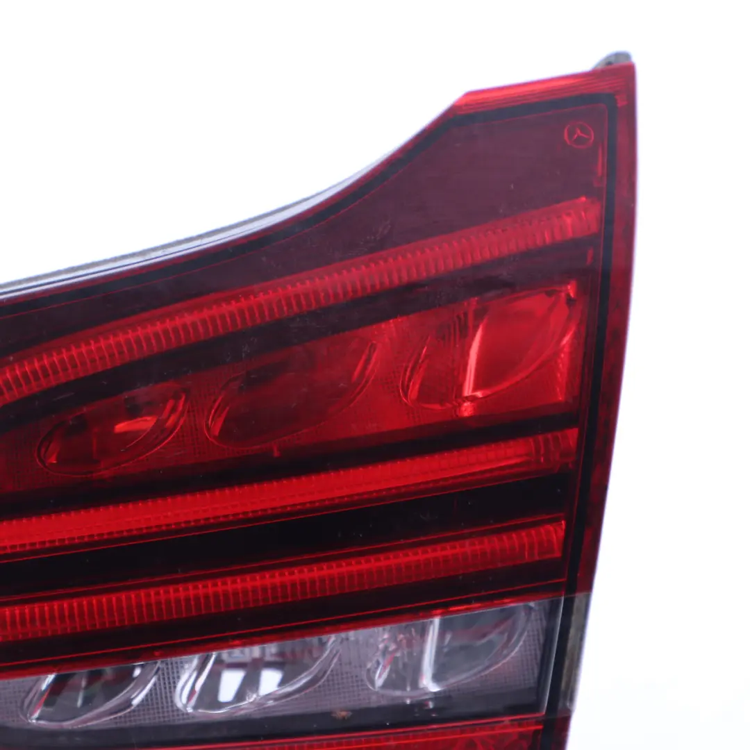 Rückleuchte Innen Kofferraum Heckklappe Rechts für Mercedes S205 Estate mit Teilenummer A2059065105 Mercedes S205 Estate Rückleuchte Innen Kofferraum Heckklappe Rechts - SKU A2059065105 - Teilenummer A2059065105