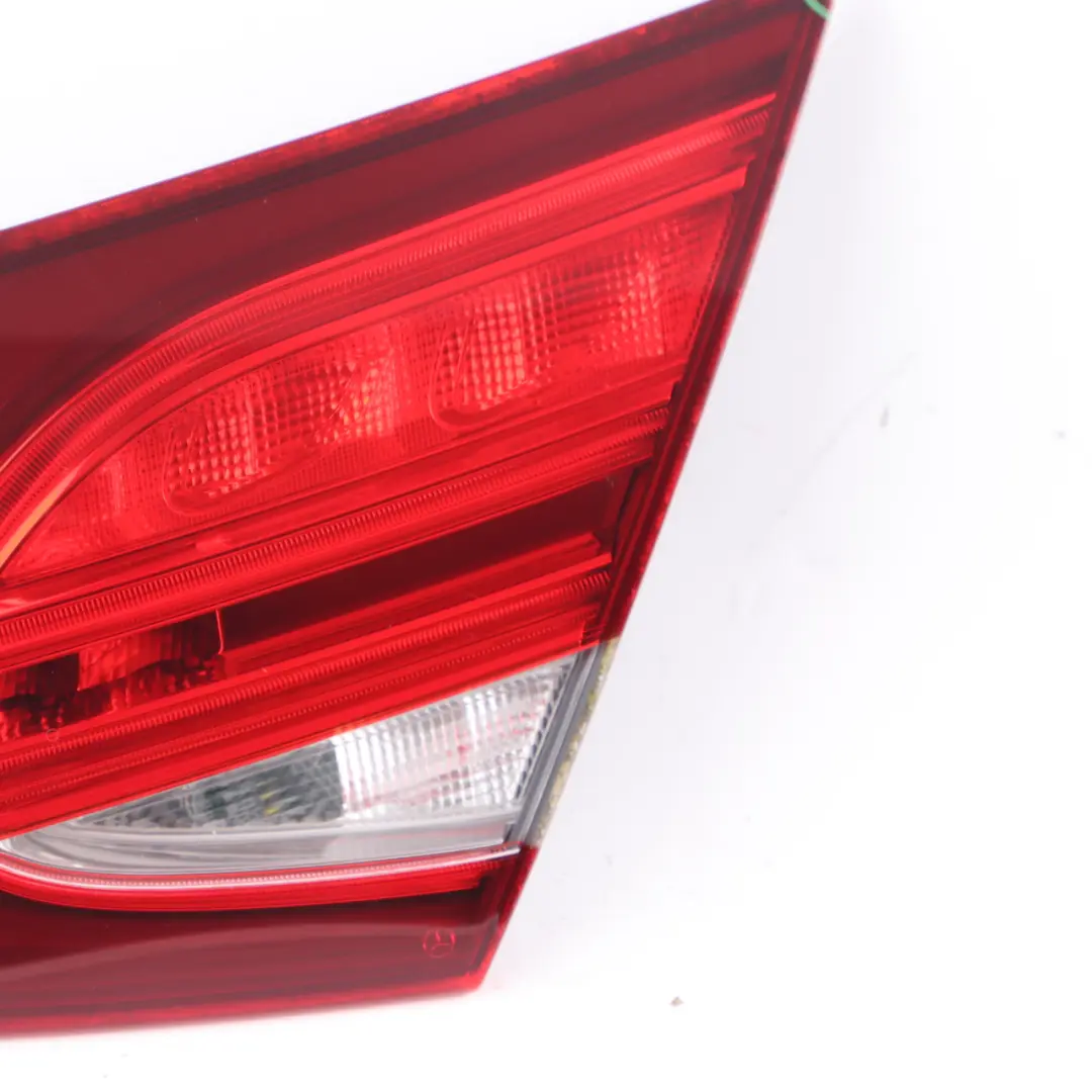 Mercedes C205 Feu Arrière Droit Couvercle de Coffre Boot Hayon - SKU A2059066800-1 - Numéro de pièce A2059066800