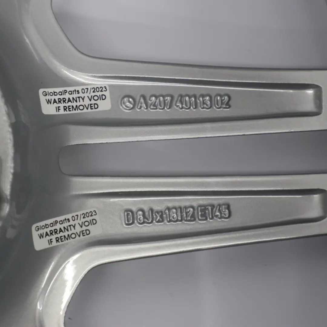 W207 A207 Cerchio in lega 18" 8J ET:45 a 6 doppie razze per Mercedes con numero di parte A2074011302 Mercedes W207 A207 Cerchio in lega 18" 8J ET:45 a 6 doppie razze - SKU A2074011302 - Numero di parte A2074011302