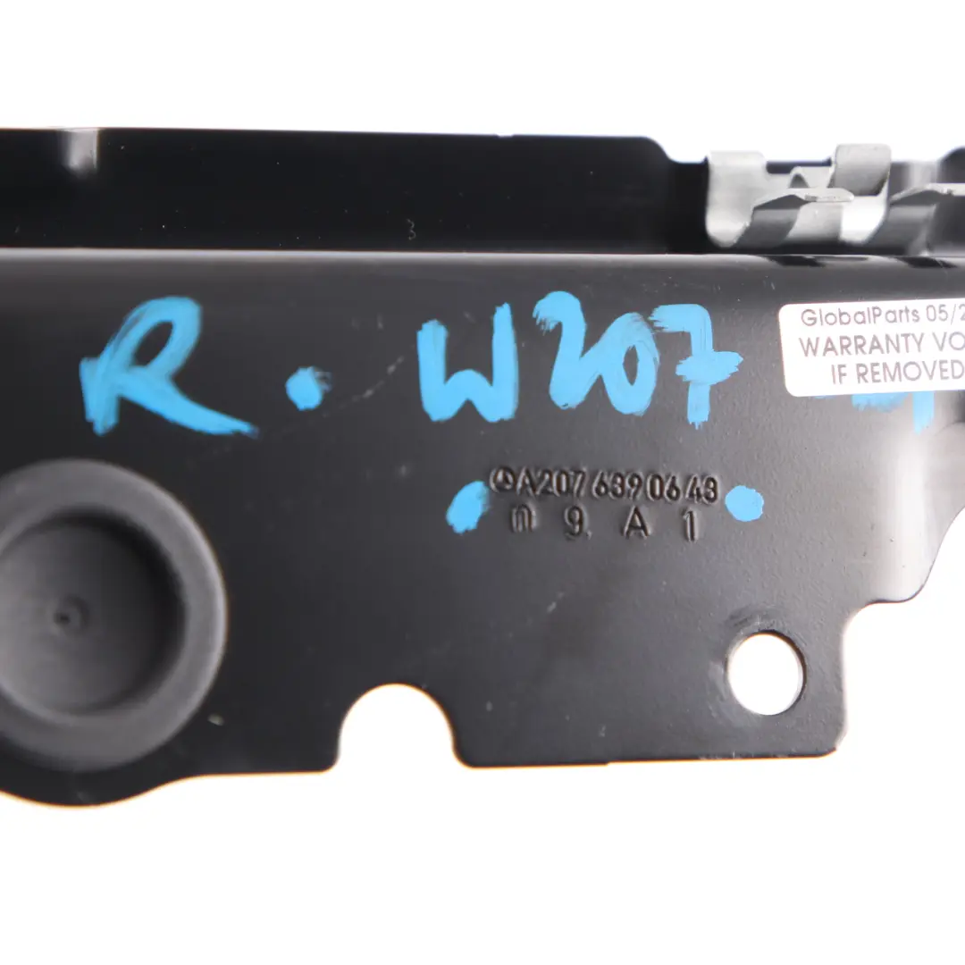 W207 Coupe Viertel Fenster Schiene Halterung Hinten Rechts für Mercedes mit Teilenummer A2076390643 Mercedes W207 Coupe Viertel Fenster Schiene Halterung Hinten Rechts - SKU A2076390643 - Teilenummer A2076390643