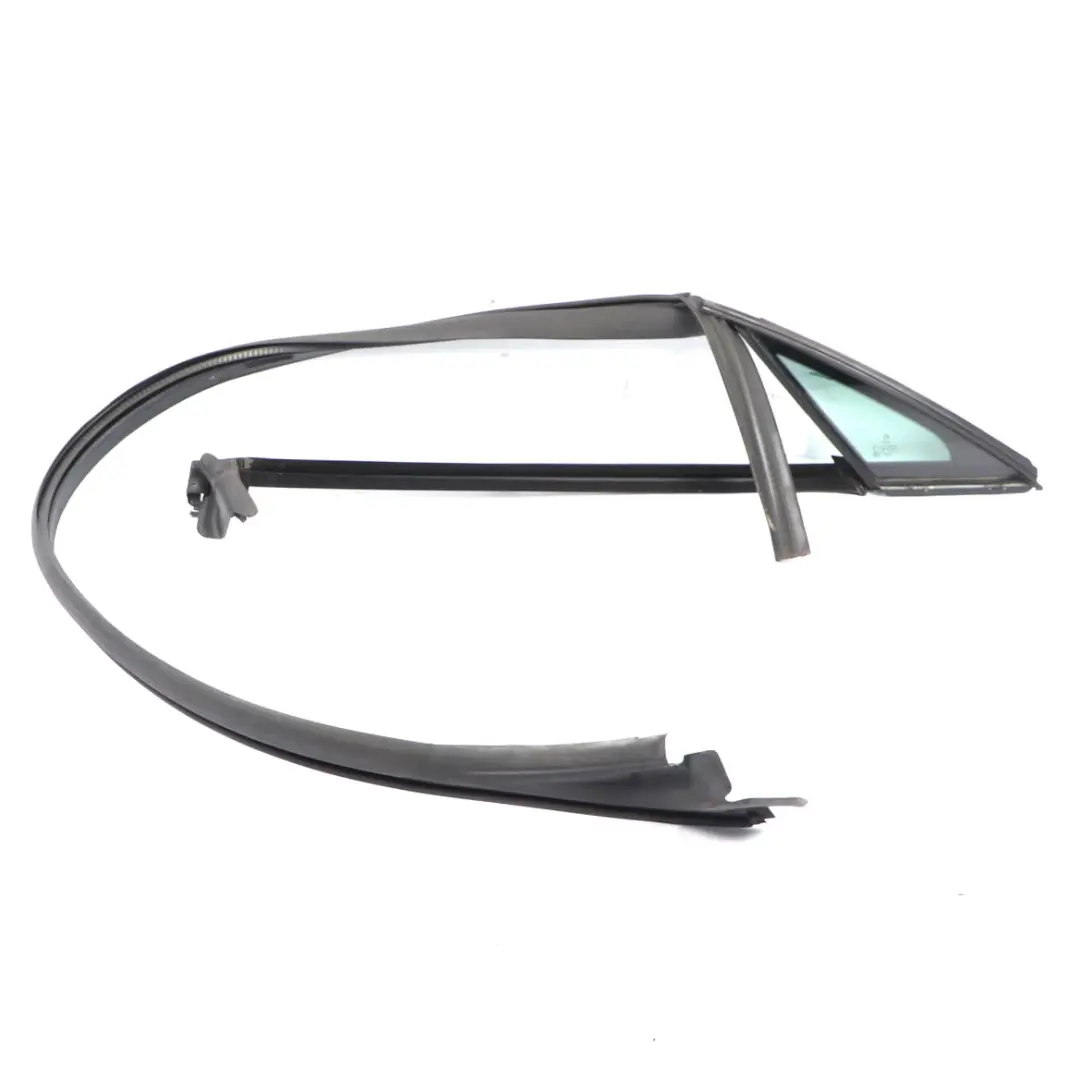 Finestrino Laterale Sinistro Guarnizione Triangolo Vetro AS2 per Mercedes C207 con numero di parte A2076700339 Mercedes C207 Finestrino Laterale Sinistro Guarnizione Triangolo Vetro AS2 - SKU A2076700339-1 - Numero di parte A2076700339