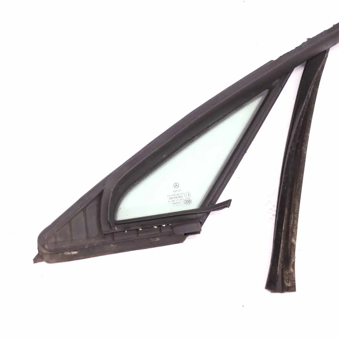 Cristal lateral Mercedes C207 trasero izquierdo Cristal triangular AS2 para con número de pieza A2076700339 Cristal lateral Mercedes C207 trasero izquierdo Cristal triangular AS2 - SKU A2076700339 - Número de pieza A2076700339