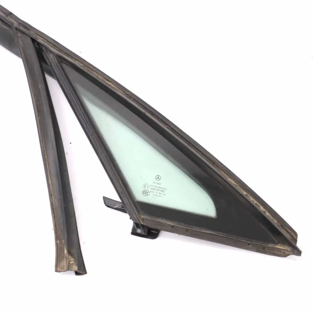 Cristal lateral Mercedes C207 trasero izquierdo Cristal triangular AS2 para con número de pieza A2076700339 Cristal lateral Mercedes C207 trasero izquierdo Cristal triangular AS2 - SKU A2076700339 - Número de pieza A2076700339