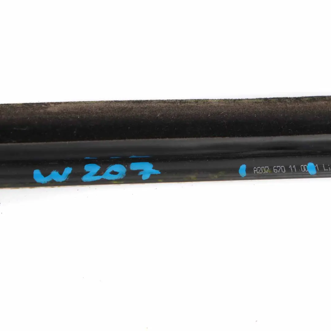 W207 Coupé Rail fenêtre arrière d'étanchéité Bande pour Mercedes C207 à propos du numéro de pièce A2076701100 Mercedes C207 W207 Coupé Rail fenêtre arrière d'étanchéité Bande - SKU A2076701100 - Numéro de pièce A2076701100