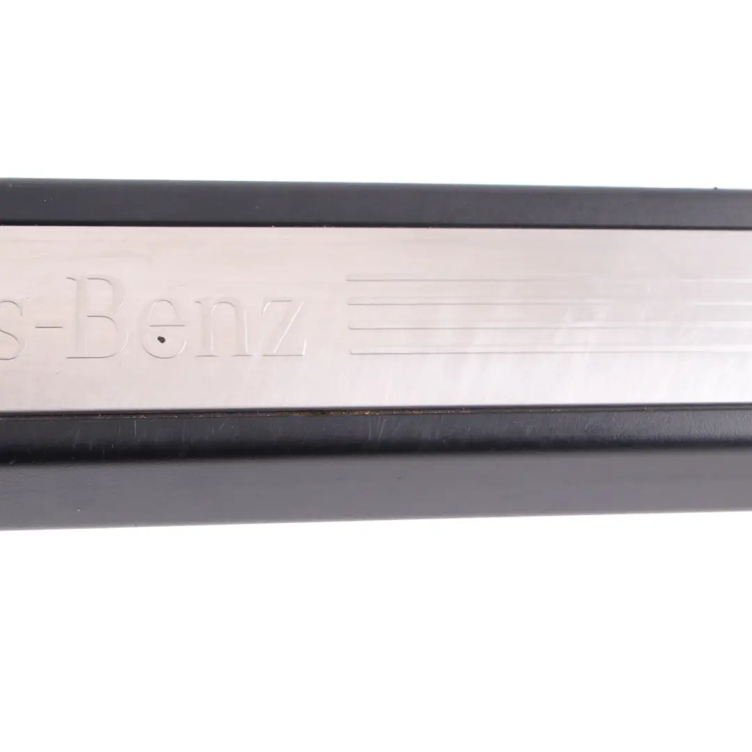 W207 Cabrio Destra Porta Piastra Ingresso Copertura Trim per Mercedes A207 con numero di parte A2076800174 Mercedes A207 W207 Cabrio Destra Porta Piastra Ingresso Copertura Trim - SKU A2076800174 - Numero di parte A2076800174