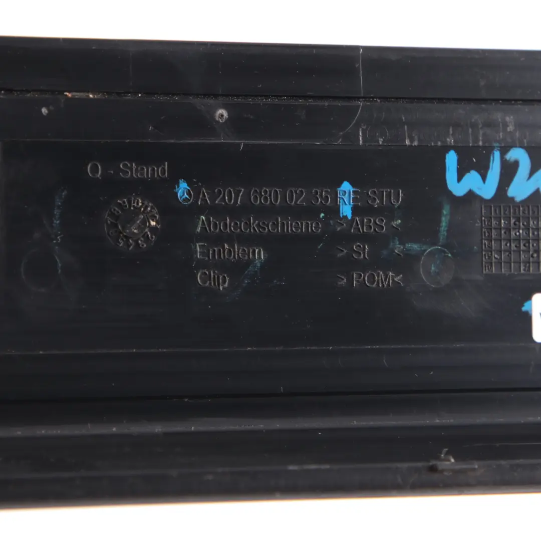 Mercedes W207 Panneau de seuil porte Avant Droit Couvre marche Noir - SKU A2076800235 - Numéro de pièce A2076800235