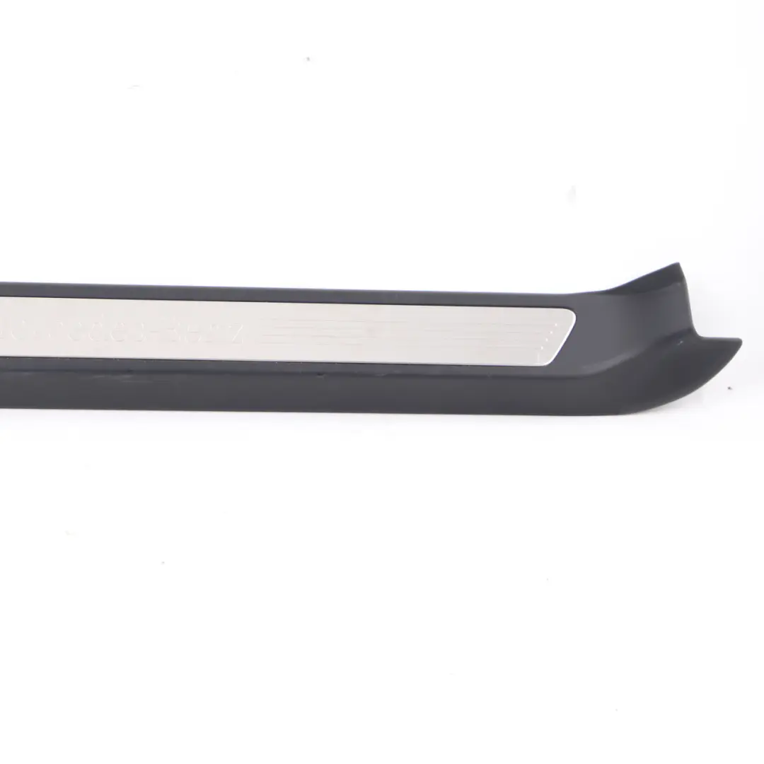 Mercedes W207 Panneau de seuil porte Avant Droit Couvre marche Noir - SKU A2076800235 - Numéro de pièce A2076800235