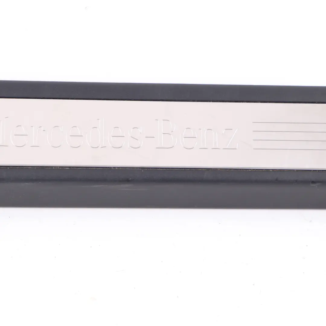 Mercedes W207 Panneau de seuil porte Avant Droit Couvre marche Noir - SKU A2076800235 - Numéro de pièce A2076800235