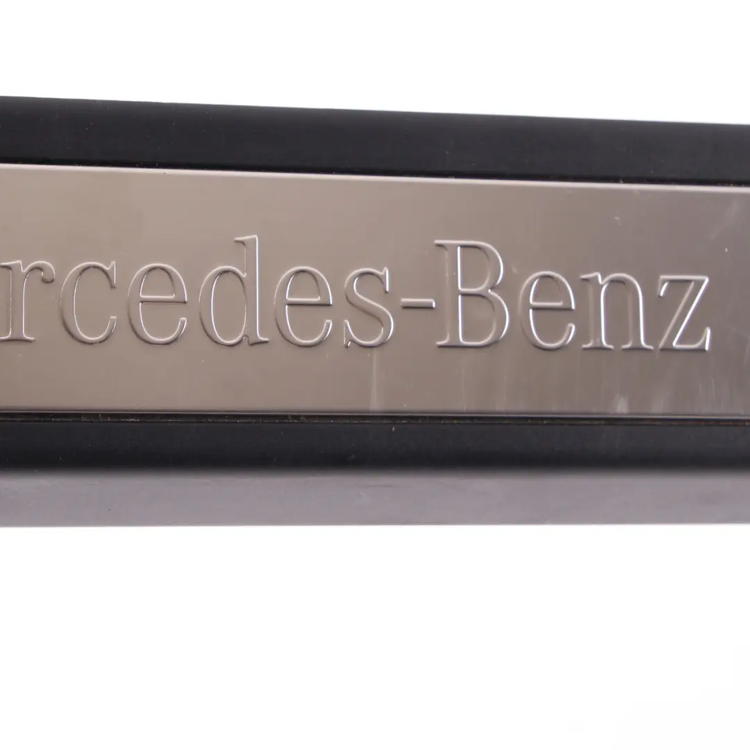 Mercedes W207 Panneau de seuil porte Avant Droit Couvre marche Noir - SKU A2076800235 - Numéro de pièce A2076800235