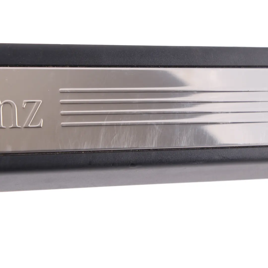 Mercedes W207 Panneau de seuil porte Avant Droit Couvre marche Noir - SKU A2076800235 - Numéro de pièce A2076800235