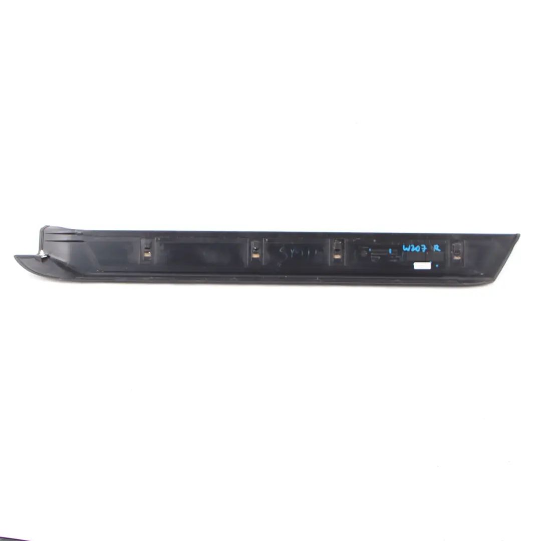 Mercedes W207 Panneau de seuil porte Avant Droit Couvre marche Noir - SKU A2076800235 - Numéro de pièce A2076800235