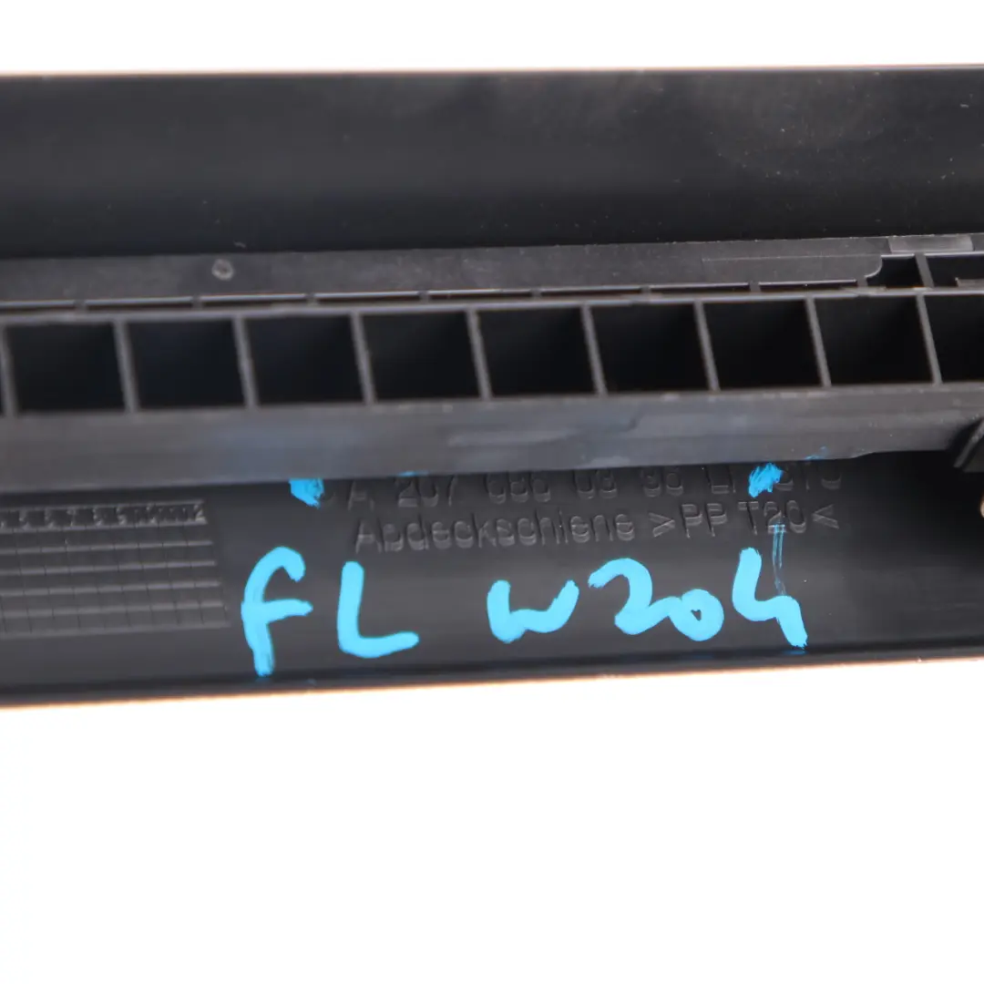 W207 soglia porta anteriore sinistra copertura assetto A207686033 per Mercedes W204 con numero di parte A2076860336 Mercedes W204 W207 soglia porta anteriore sinistra copertura assetto A207686033 - SKU A2076860336 - Numero di parte A2076860336