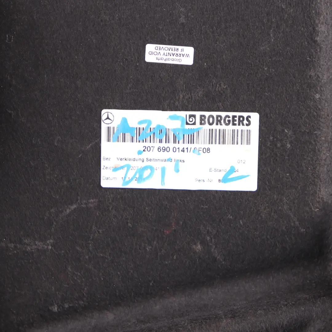 W207 Boczek Tapicerka Bagażnika Tylny Lewy Tył Lewy do Mercedes o numerze A2076900141 Mercedes W207 Boczek Tapicerka Bagażnika Tylny Lewy Tył Lewy - SKU A2076900141 - Numer Części A2076900141