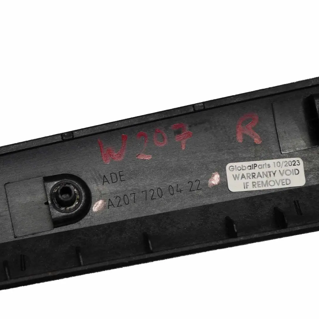 W207 Tür leiste vorne rechts Trim Innen verkleidung Alu für Mercedes mit Teilenummer A2077200422 Mercedes W207 Tür leiste vorne rechts Trim Innen verkleidung Alu - SKU A2077200422 - Teilenummer A2077200422