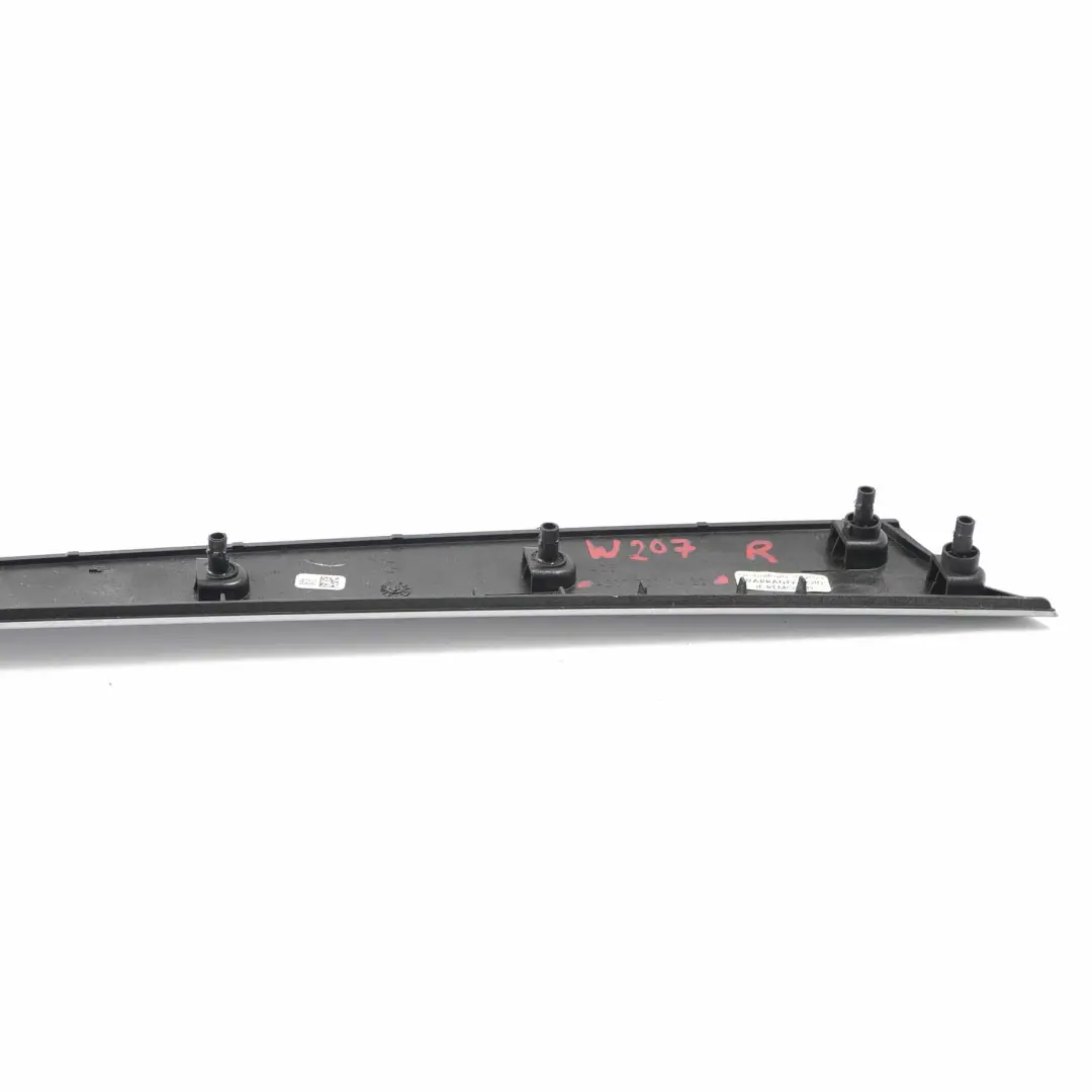 Mercedes W207 Striscia porta anteriore destra Rivestimento interno - SKU A2077200422 - Numero di parte A2077200422