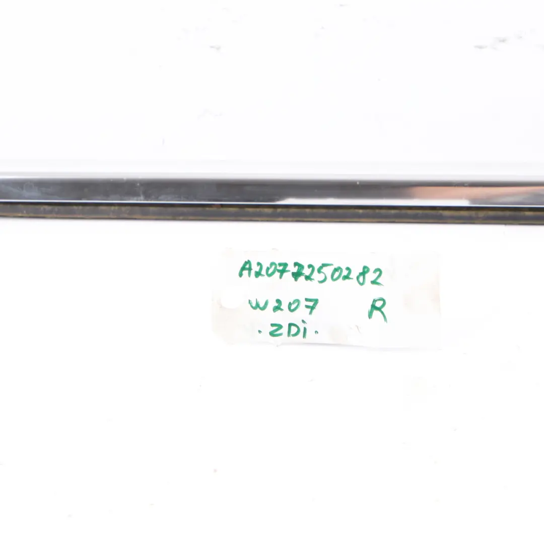 W207 Moulure Fenêtre Porte Chrom Avant Droite A2137200224 pour Mercedes à propos du numéro de pièce A2077250282 Mercedes W207 Moulure Fenêtre Porte Chrom Avant Droite A2137200224 - SKU A2077250282 - Numéro de pièce A2077250282
